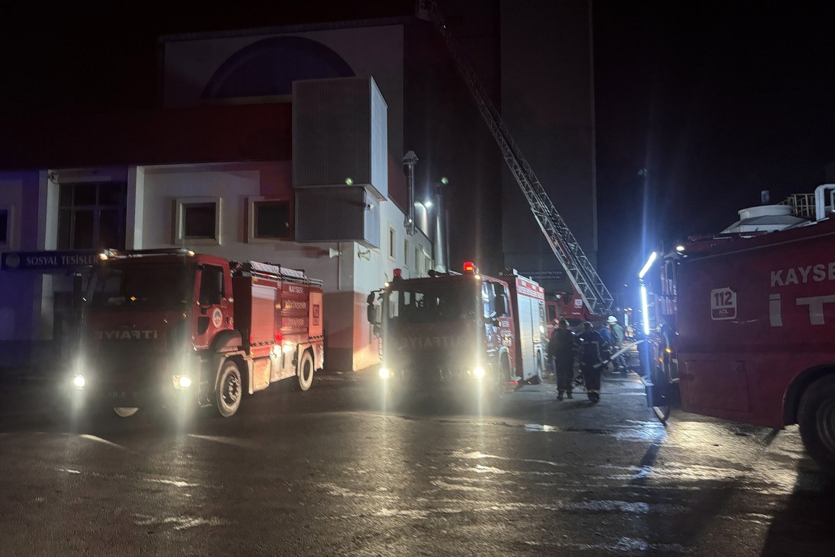 Kayseri'nin Hacılar ilçesinde kablo üretimi yapan fabrikada çıkan yangın kontrol altına alındı....