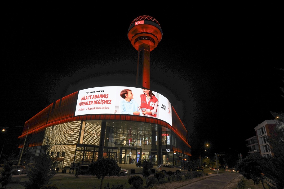 Kızılay Haftası kapsamında aralarında 2. Meclis ve Galata Kulesi'nin de bulunduğu Ankara ve...