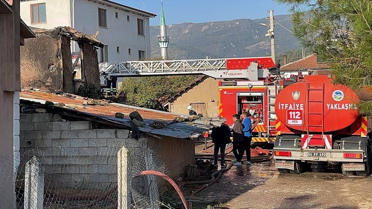 Sakarya'nın Pamukova ilçesinde evde çıkan yangında yaşlı kadın hayatını kaybetti. Haber verilmesi...