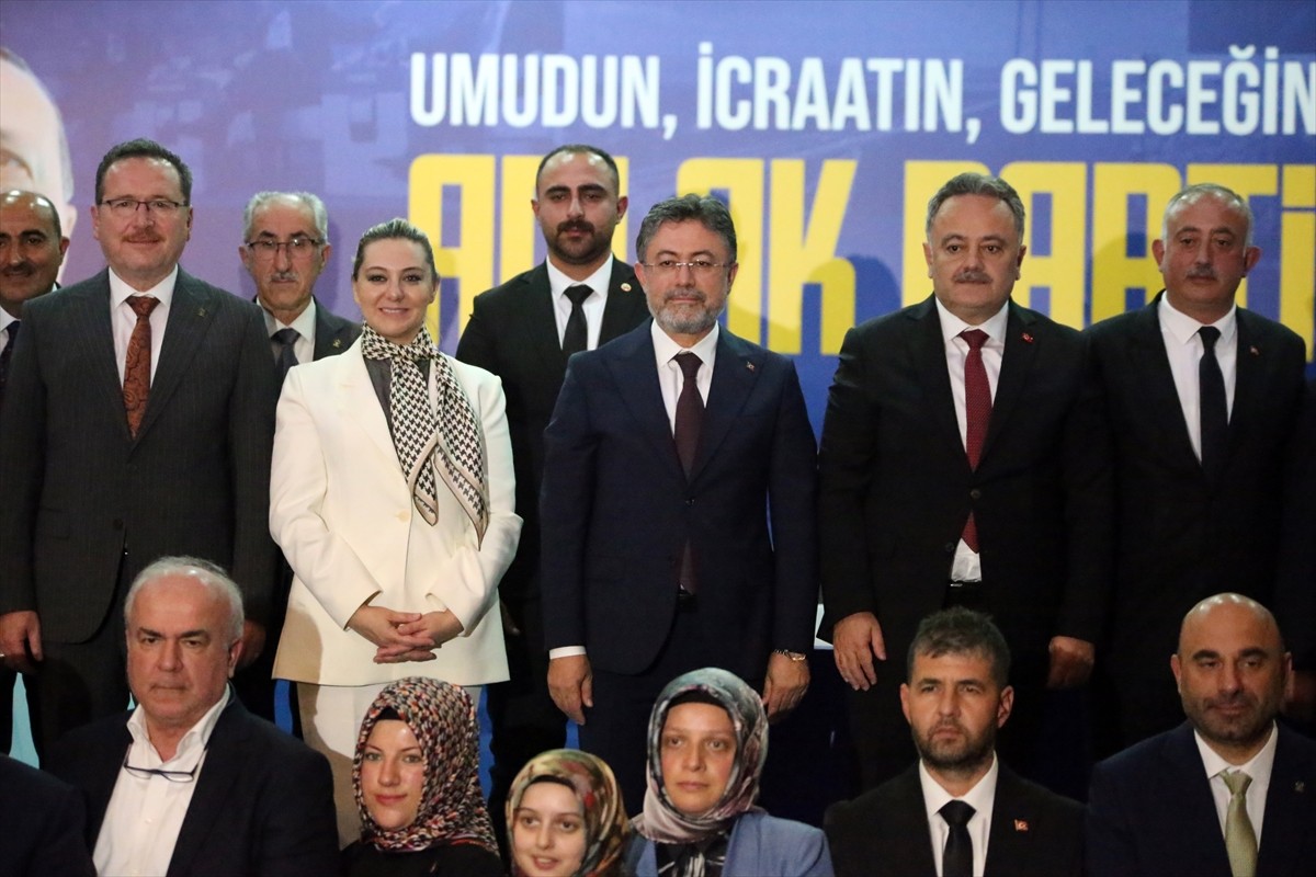 Tarım ve Orman Bakanı İbrahim Yumaklı, Belediye Konferans Salonu'nda düzenlenen AK Parti Araç...