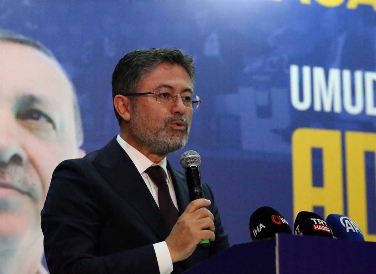 Tarım ve Orman Bakanı İbrahim Yumaklı, Belediye Konferans Salonu'nda düzenlenen AK Parti Araç...