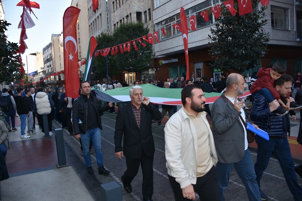 Trabzon'da, Özgür Aksa Platformunca Filistin'e destek yürüyüşü düzenlendi. Ortahisar ilçesindeki...