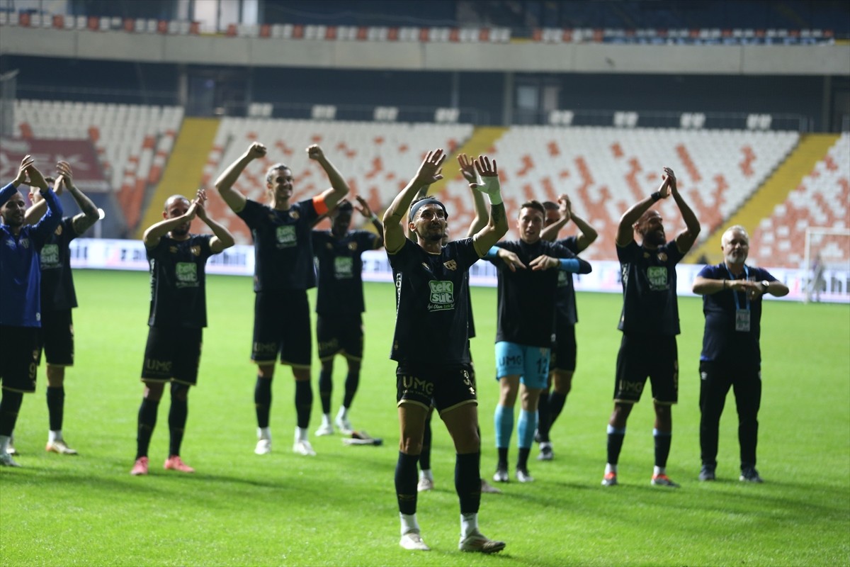 Trendyol 1. Lig'in 11. haftasında Adanaspor ile Teksüt Bandırmaspor, Yeni Adana Stadyumu'nda...