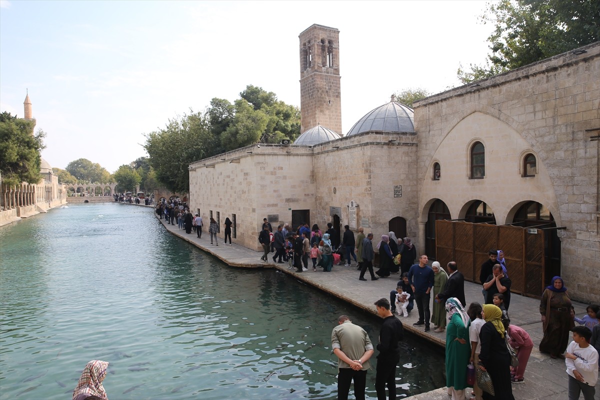 Türkiye'nin önemli turizm merkezlerinden Şanlıurfa'da, hafta sonu tatilinde güneşli havayı fırsat...