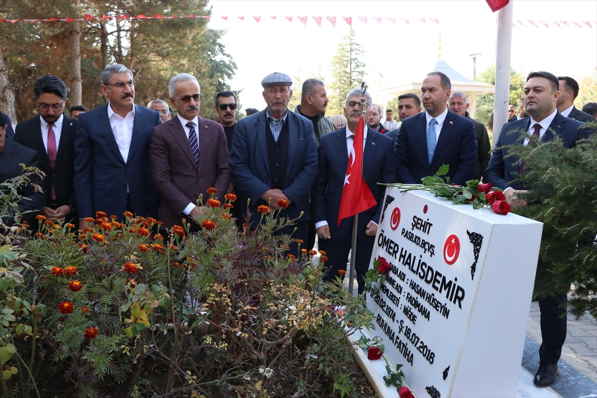 Ulaştırma ve Altyapı Bakanı Abdulkadir Uraloğlu (sol 3), FETÖ'nün 15 Temmuz 2016'daki darbe...