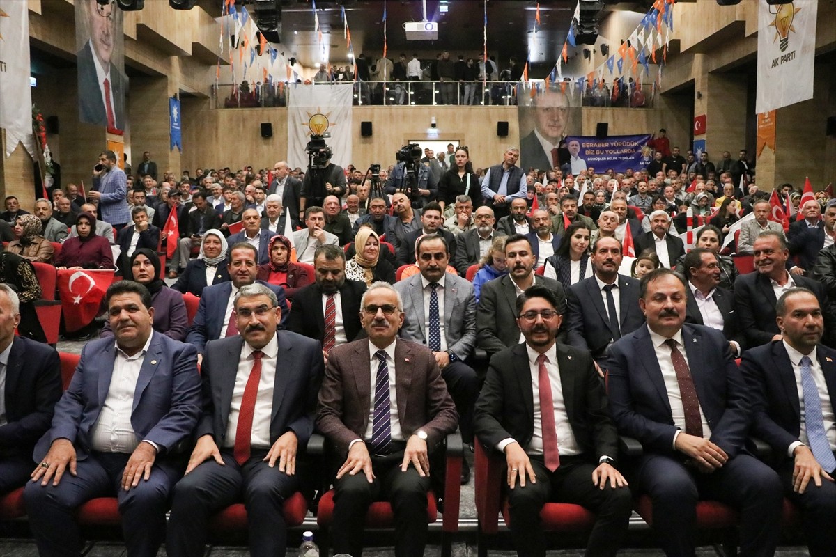 Ulaştırma ve Altyapı Bakanı Abdulkadir Uraloğlu (sol 3), Niğde Belediyesi Kültür Merkezi'nde...