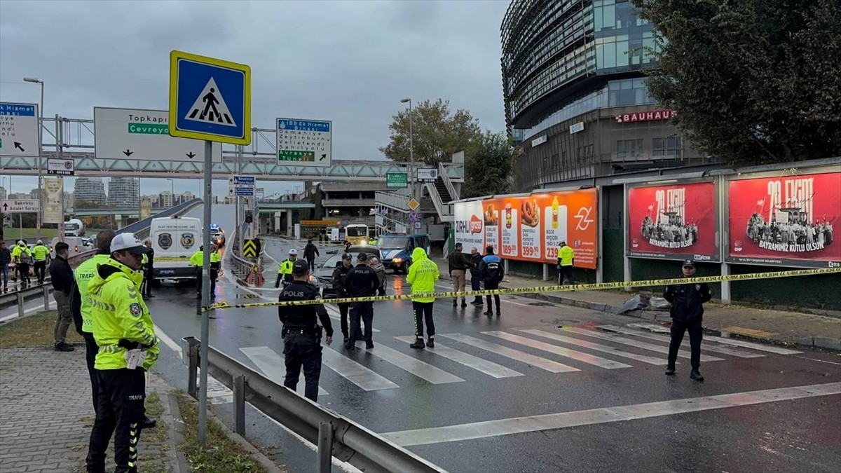 Bakırköy’de meydana gelen kazaya müdahale eden trafik polisi, İETT otobüsünün çarpması sonucu...