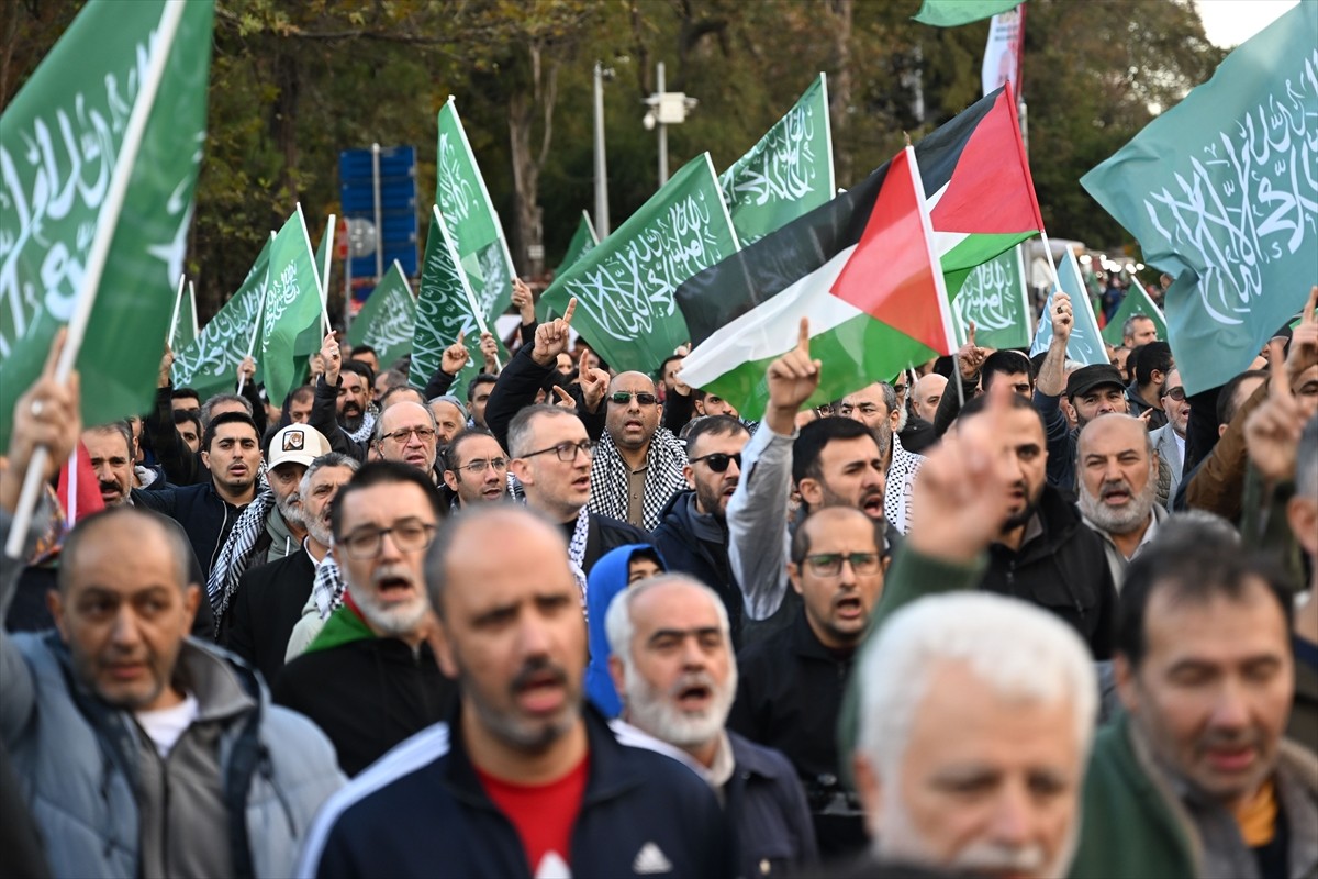 Gazze Dayanışma Platformu gönüllüleri, Gazze'de saldırılar düzenleyen İsrail'i destekleyen ABD'yi...