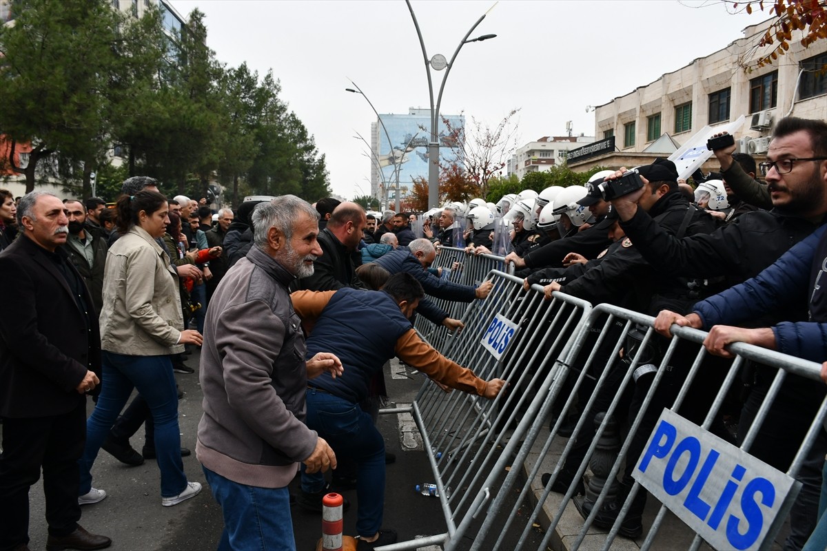 Batman Belediyesine görevlendirme yapılmasının ardından belediye binasına girmeye çalışan ve...