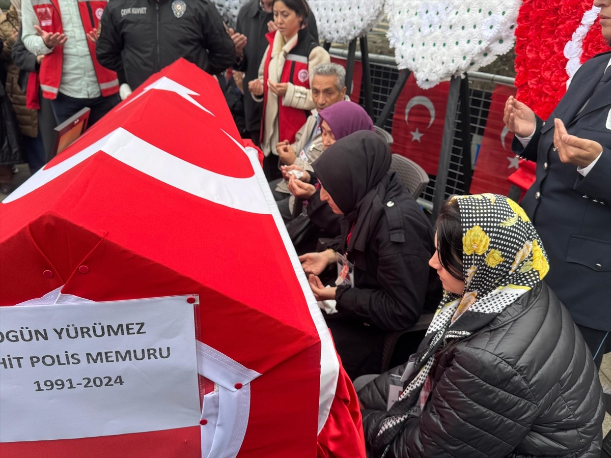 İstanbul Bakırköy'de meydana gelen trafik kazasına müdahale ederken İETT otobüsünün çarpması...