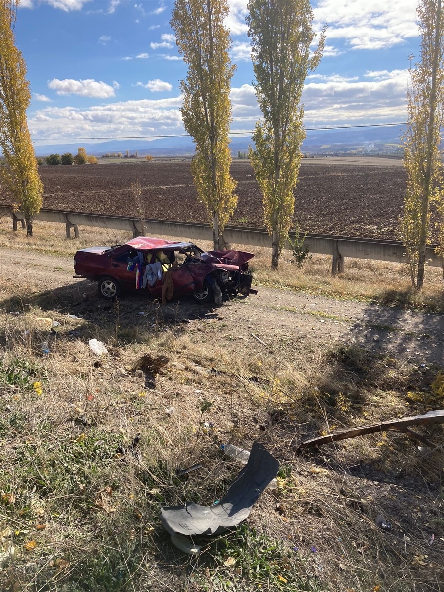 Amasya'nın Gümüşhacıköy ilçesinde otomobilin şarampole devrilmesi sonucu 5 kişi yaralandı. İhbar...