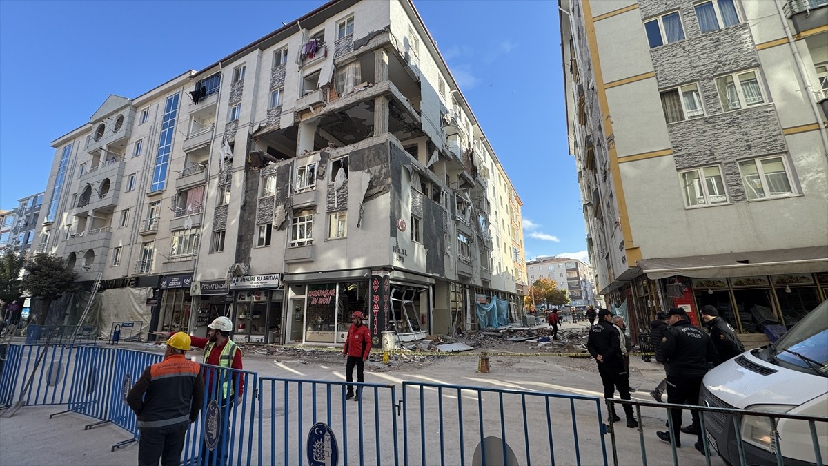 Çorum'da Osmancık Caddesinde önceki gün patlama meydana gelen apartmanın çevresinde temizlik...