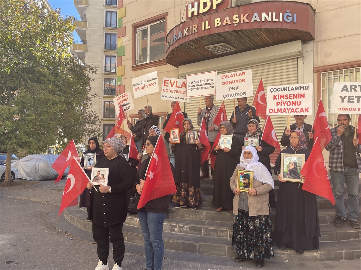 Diyarbakır annelerinin dağa kaçırılan çocukları için eski HDP il binası önündeki oturma eylemine...