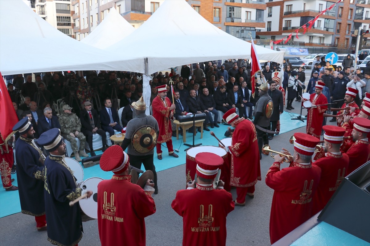 Erzurum'da, eski Özel Kuvvetler Komutanı emekli Korgeneral Zekai Aksakallı'nın (ortada) isminin...