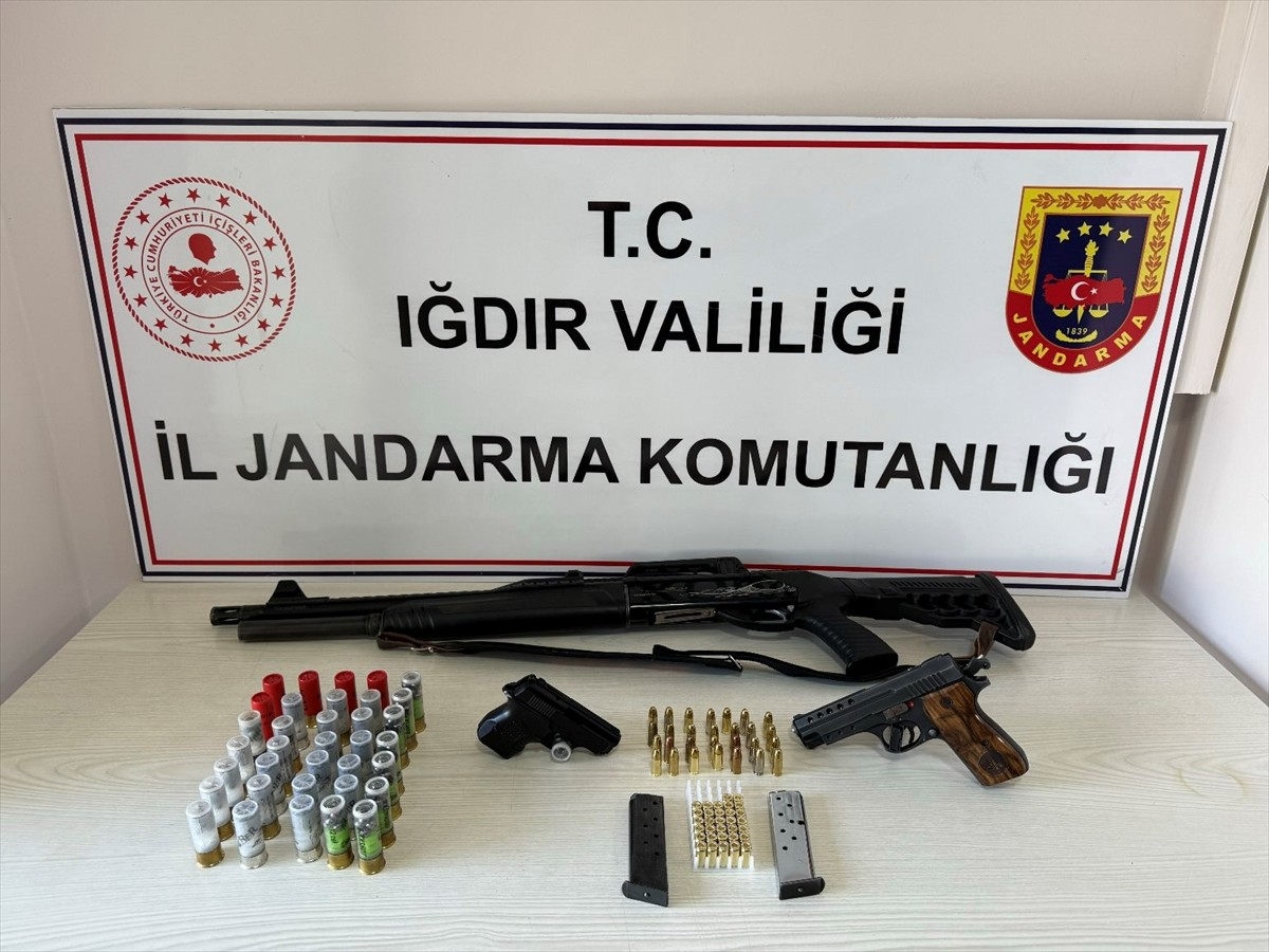 Iğdır'da, İl Jandarma Komutanlığı ekiplerince yapılan silah ve akaryakıt kaçakçılığı operasyonunda...