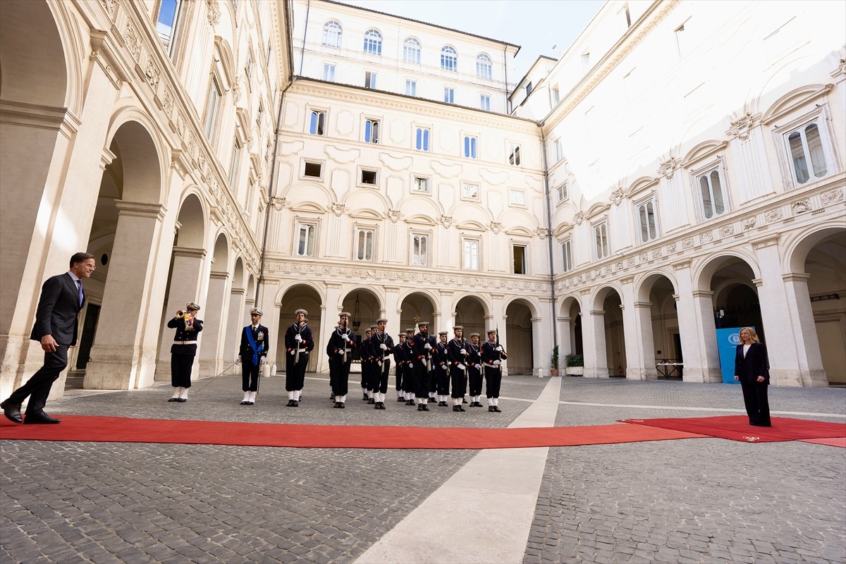 İtalya Başbakanı Giorgia Meloni (sağda), NATO Genel Sekreteri Mark Rutte (solda) ile Roma'daki...