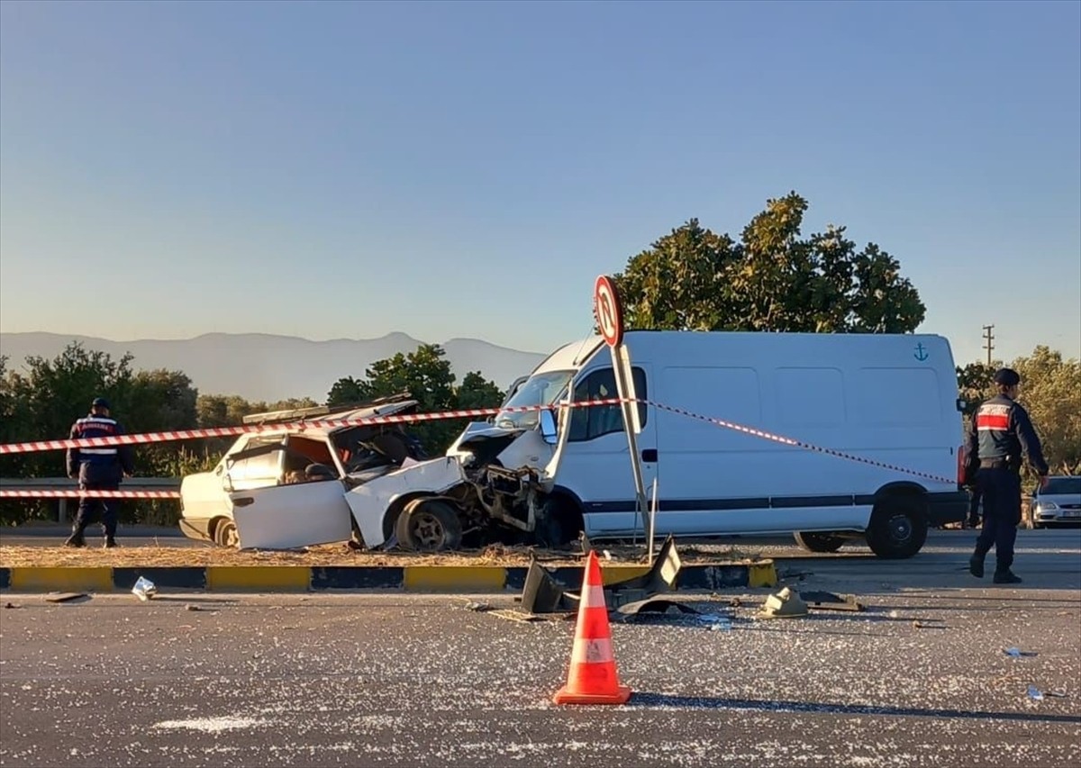 İzmir'in Bayındır ilçesinde, kamyonet ile otomobilin çarpışması sonucu 1 kişi öldü. <div>...