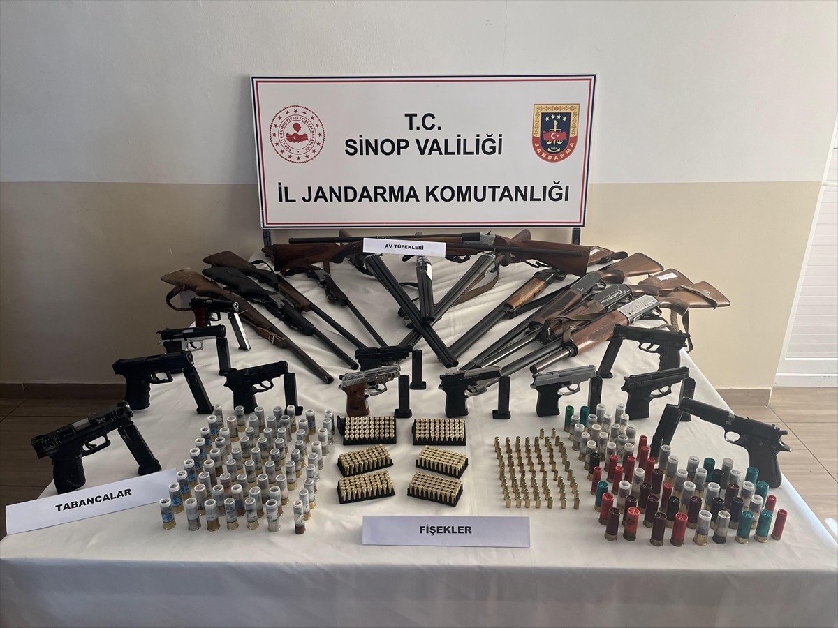 Sinop’ta, jandarma ekiplerince düzenlenen silah ve mühimmat kaçakçılığı operasyonunda 11 zanlı...