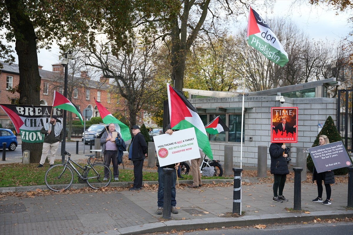 ABD'nin İrlanda'nın başkenti Dublin'deki Büyükelçiliği önünde, ABD'nin İsrail'e sağladığı askeri...