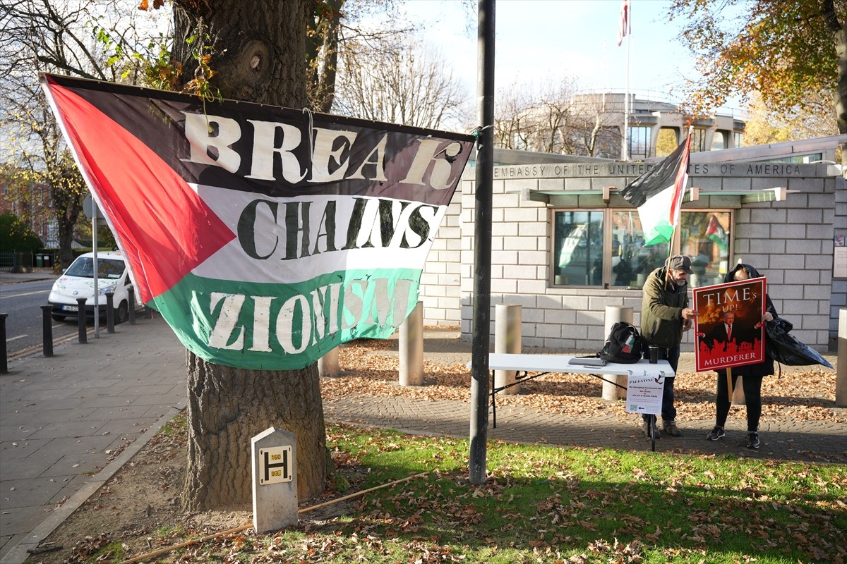 ABD'nin İrlanda'nın başkenti Dublin'deki Büyükelçiliği önünde, ABD'nin İsrail'e sağladığı askeri...