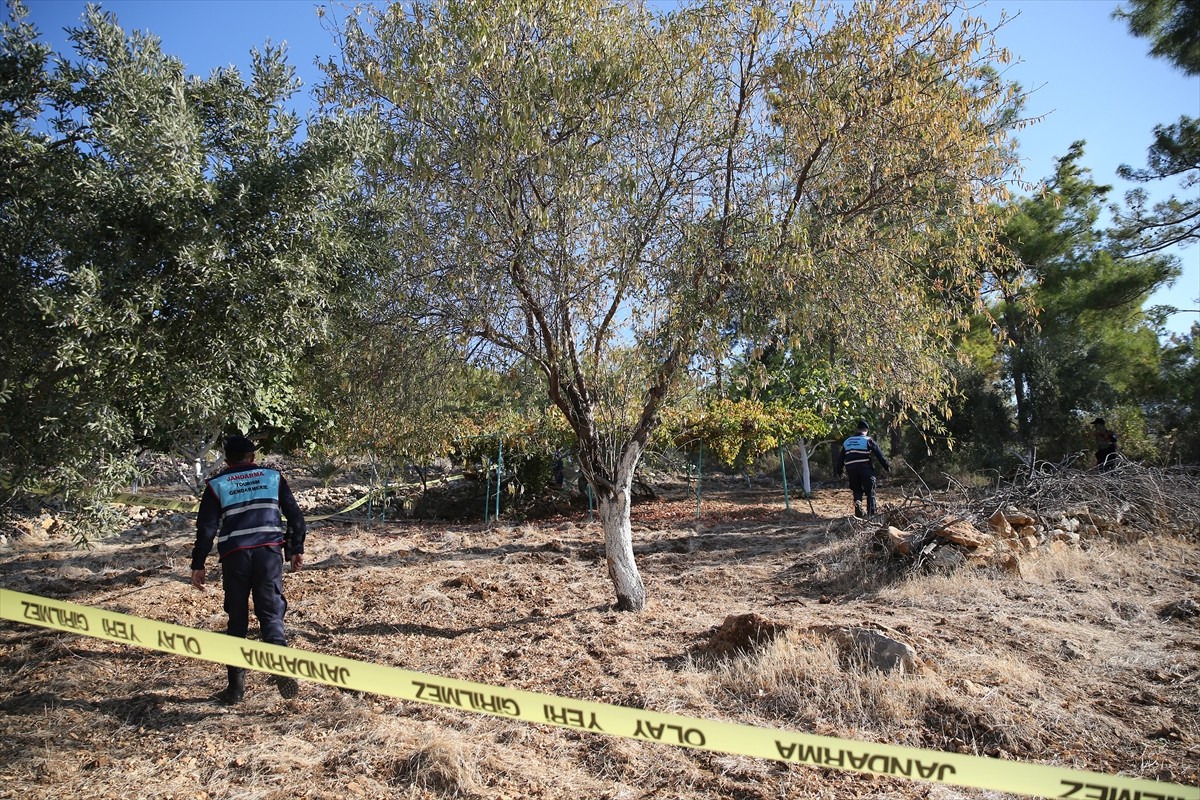 Antalya'nın Alanya ilçesi İncekum mevkisinde model uçak olduğu tahmin edilen hava aracı ormanlık...