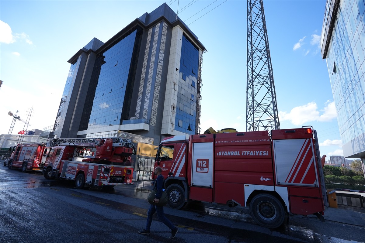 Bahçelievler'de, özel bir okulun dış cephesinde çıkan yangın itfaiye ekiplerinin müdahalesiyle...