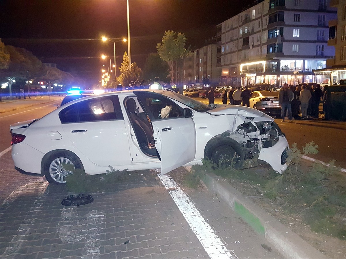 Bingöl'ün Solhan ilçesinde iki otomobilin çarpışması sonucu 2 kişi yaralandı.