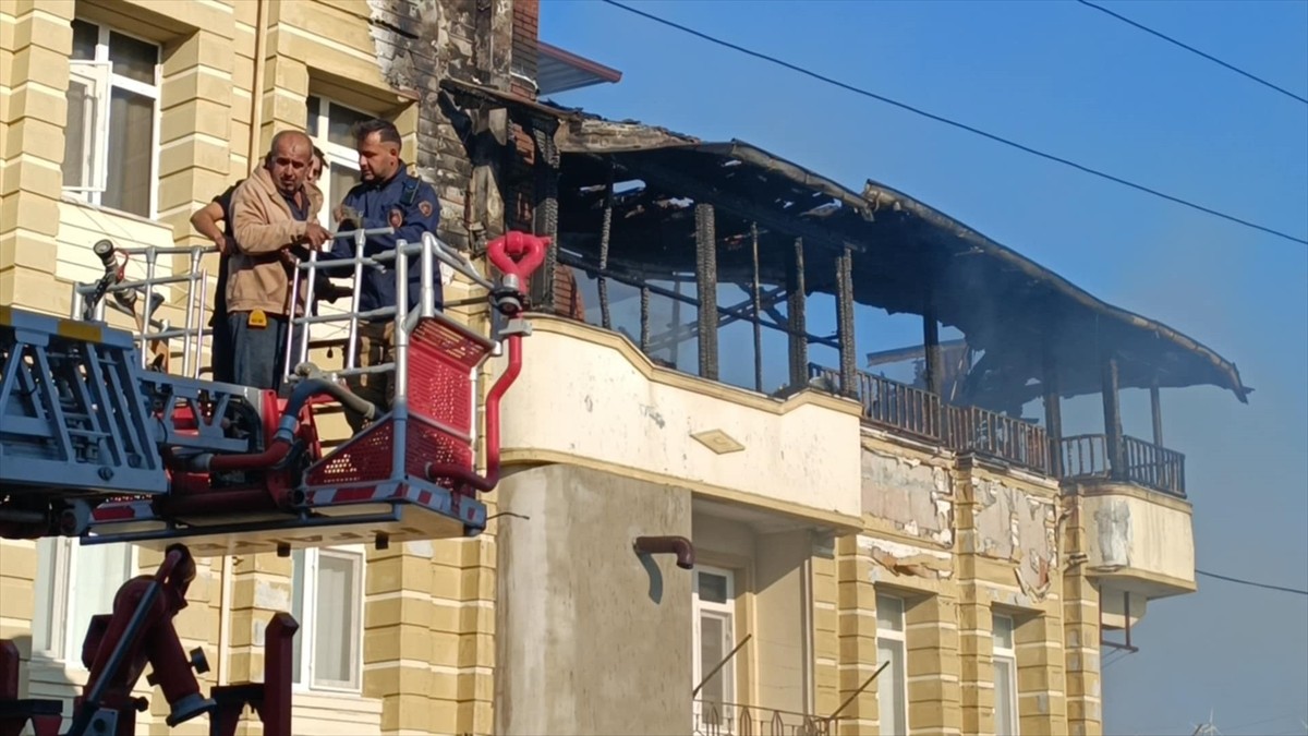 Hatay'ın Samandağ ilçesinde yangın çıkan 3 katlı binada mahsur kalıp dumandan etkilenen 3 kişi...