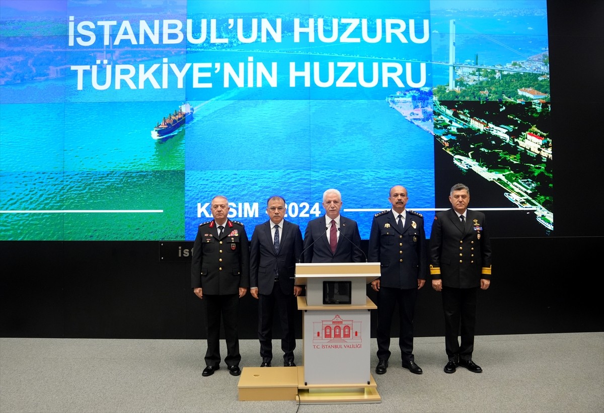 İstanbul Valisi Davut Gül (fotoğrafta), İl Afet ve Acil Durum Müdürlüğünde (AFAD) gerçekleştirilen...