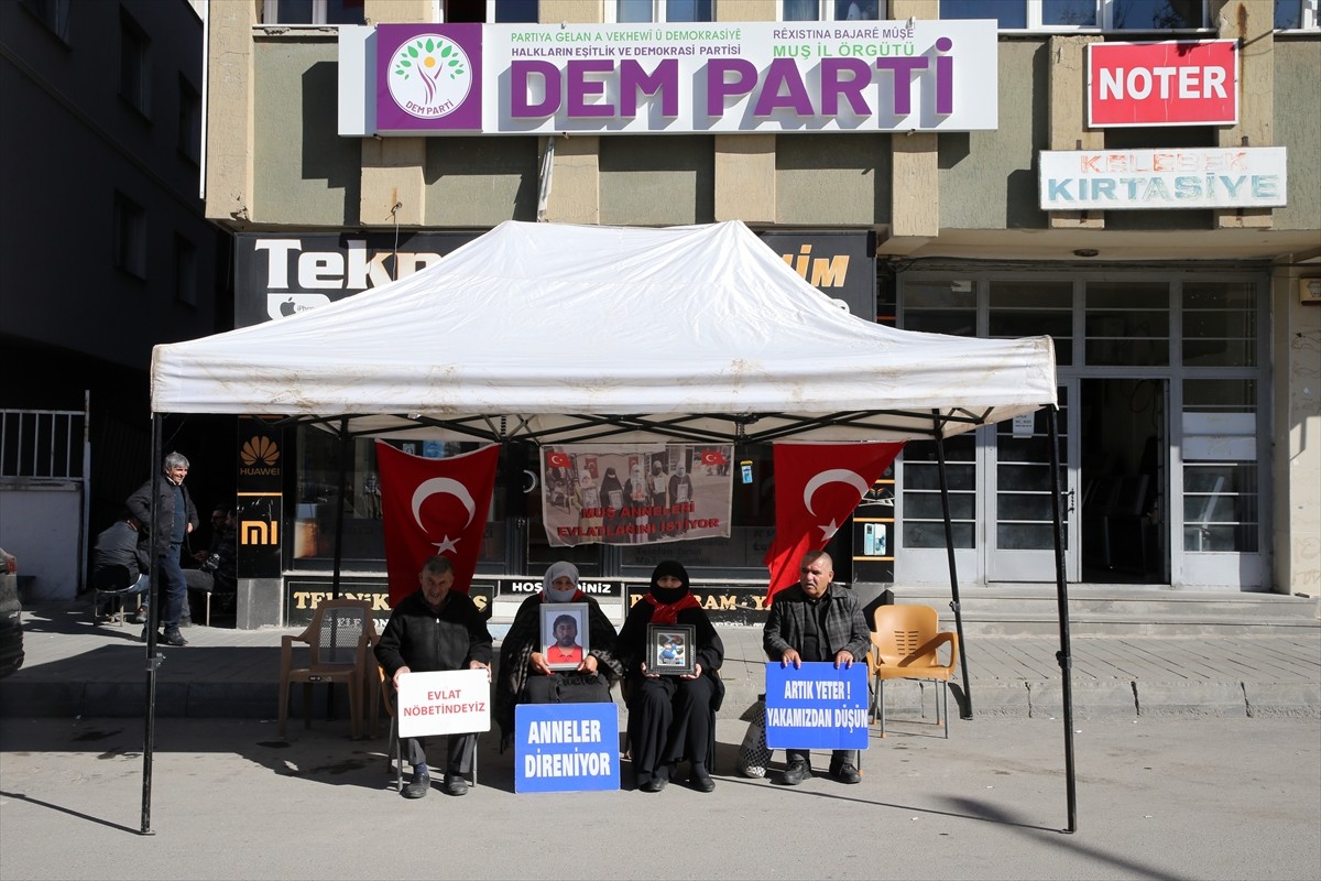 Muş'ta çocuklarını terör örgütü PKK'dan kurtarmak isteyen aileler, DEM Parti İl Başkanlığı binası...