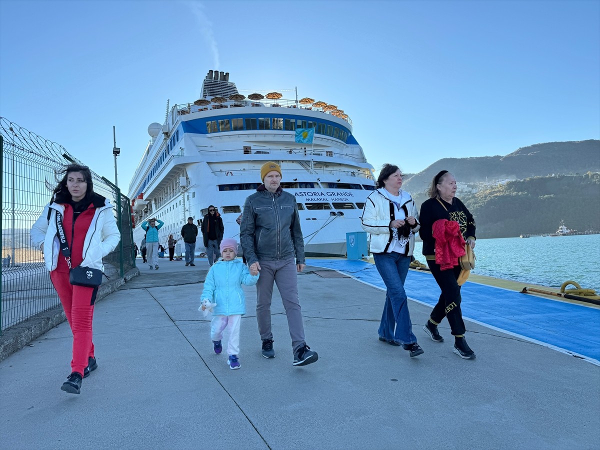 Rusya'nın Soçi kentinden hareket eden "Astoria Grande" adlı kruvaziyer, Amasra Limanı'na...