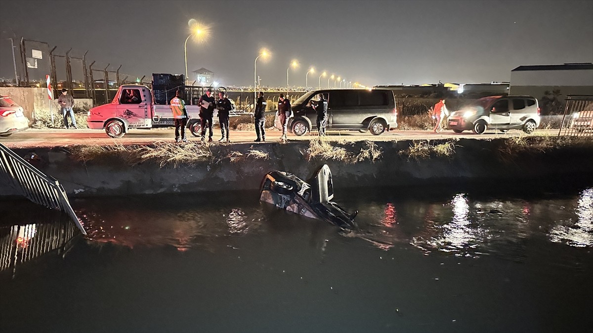 Adana'nın merkez Seyhan ilçesinde otomobilin sulama kanalına düşmesi sonucu 4 kişi yaralandı.