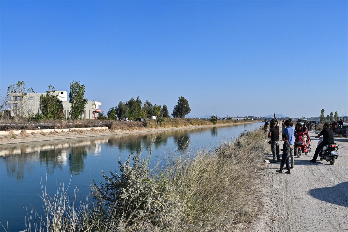 Adana'nın merkez Yüreğir ilçesinde sulama kanalına girip akıntıya kapılan iki kardeşten biri...