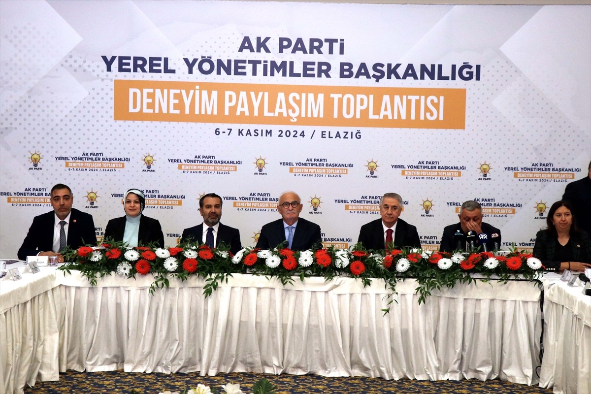 AK Parti Genel Başkan Yardımcısı Yusuf Ziya Yılmaz (ortada), Elazığ'da AK Parti Yerel Yönetimler...