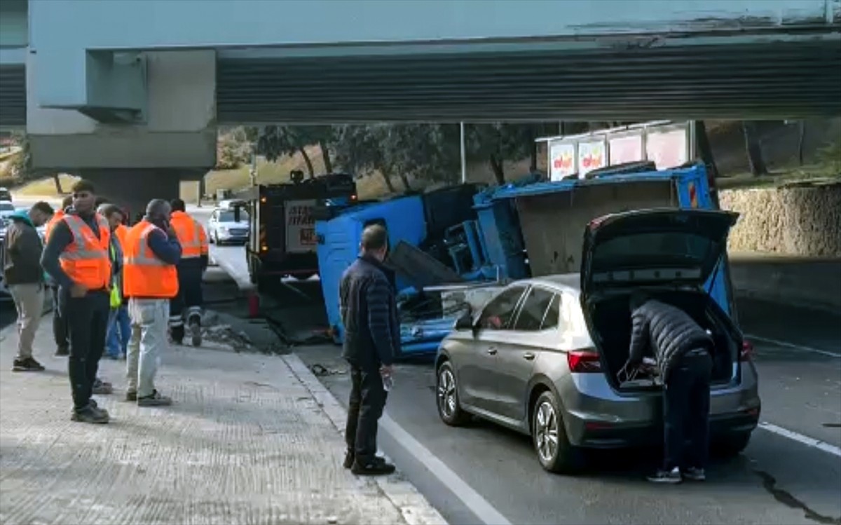 Bakırköy'de, üst geçide çarpan İstanbul Su ve Kanalizasyon İdaresine (İSKİ) ait vinç...