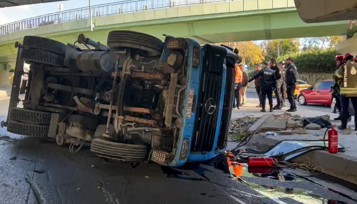 Bakırköy'de, üst geçide çarpan İstanbul Su ve Kanalizasyon İdaresine (İSKİ) ait vinç...