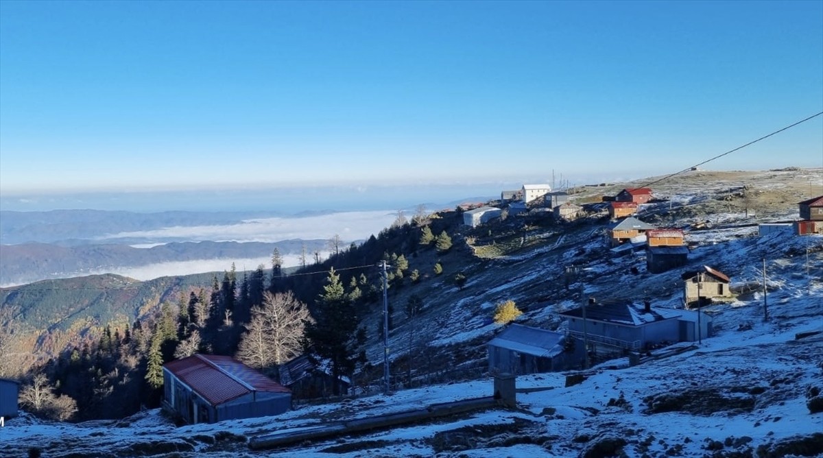 Düzce'nin Gölyaka ilçesindeki 1830 rakımlı Kardüz Yaylası'nda kar yağışı etkili oldu.