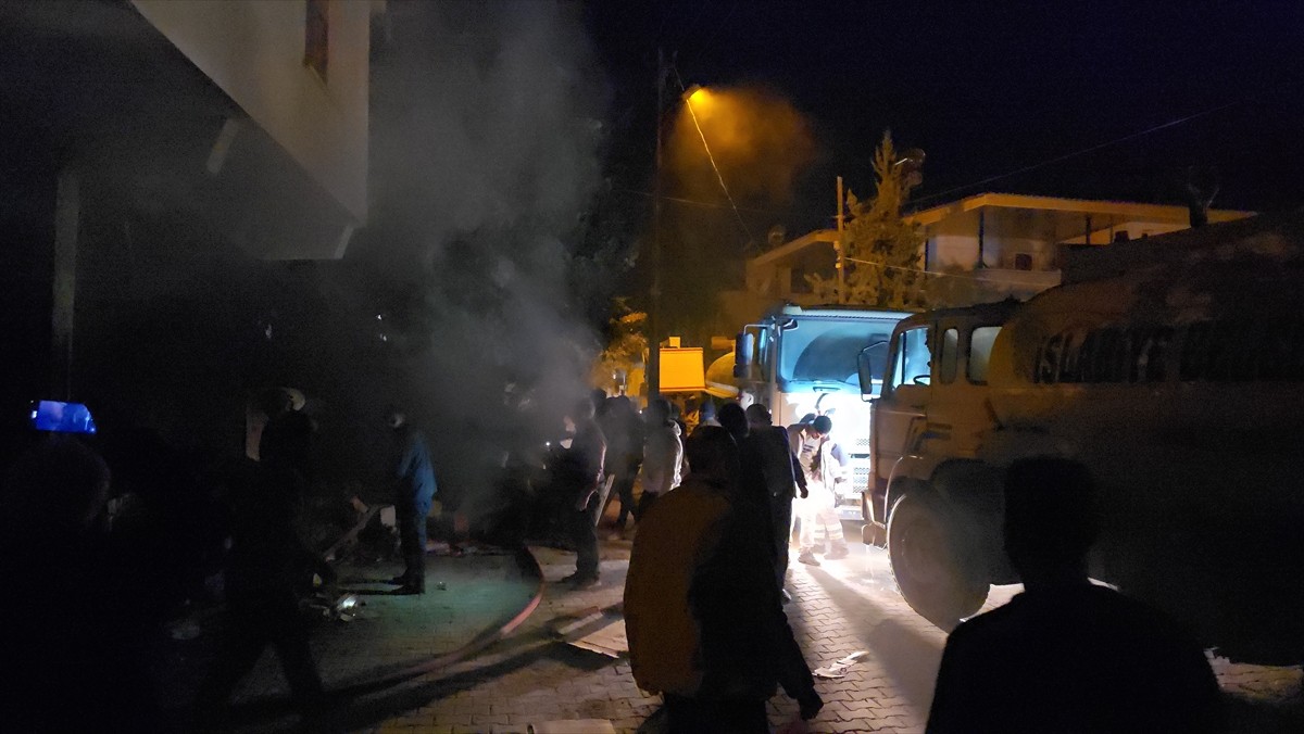 Hatay'ın Hassa ilçesinde toptan gıda ürünleri satılan iş yerinde çıkan yangın...