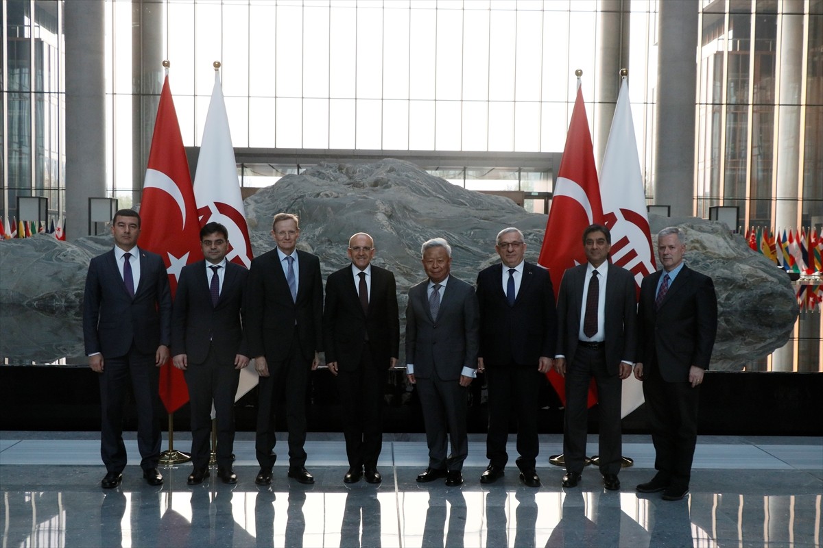 Hazine ve Maliye Bakanı Mehmet Şimşek (solda), Türkiye'nin de üyesi olduğu Asya Altyapı Yatırım...