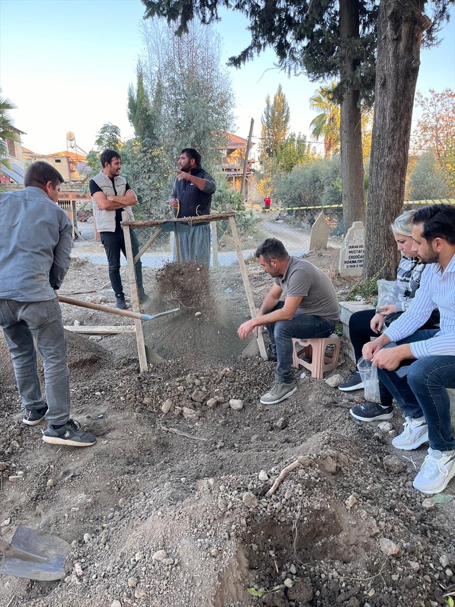 Mersin'in Tarsus ilçesinde bir cenazenin defini sırasında 1100 sikke ile seramik parçalar...