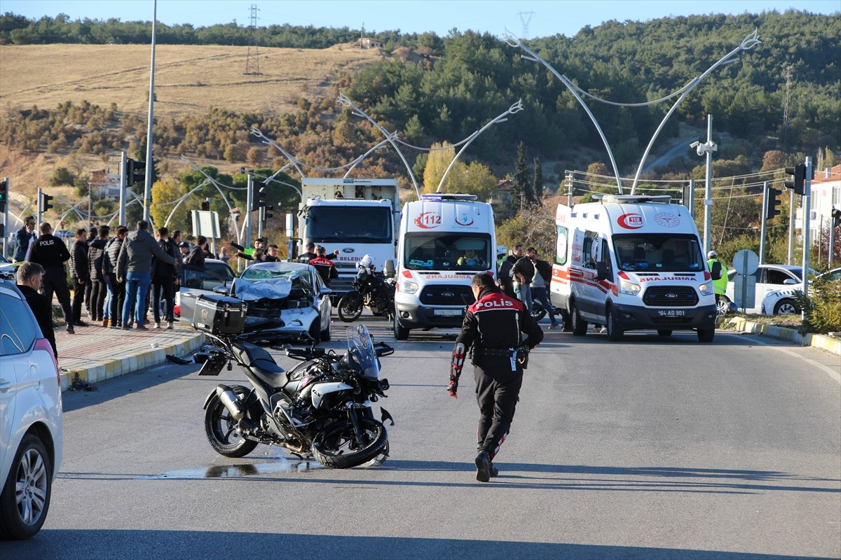 Uşak'ta otomobil ile motosikletli polis ekiplerinin çarpıştığı kazada 2'si polis, biri çocuk 4...