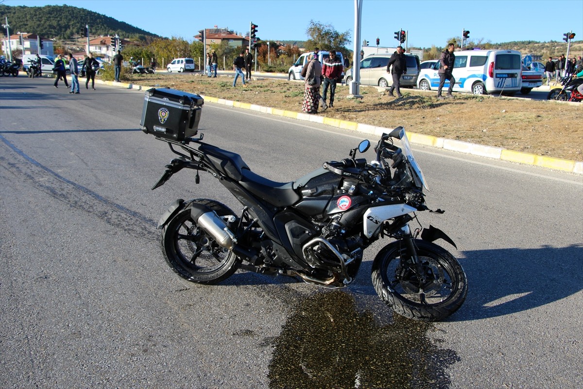 Uşak'ta otomobil ile motosikletli polis ekiplerinin çarpıştığı kazada 2'si polis, biri çocuk 4...