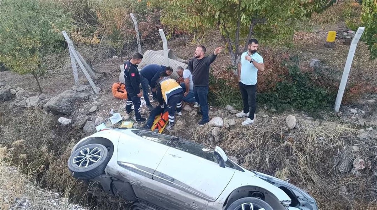 Adıyaman'ın Kahta İlçesinde otomobil ile pikabın çarpıştığı kazada 10 kişi yaralandı. Kaza yerine...