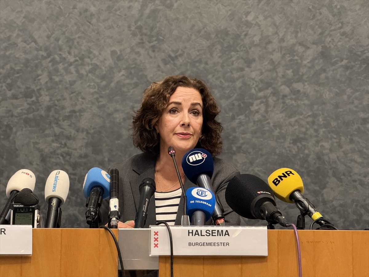 Amsterdam Belediye Başkanı Femke Halsema (ortada), Amsterdam Emniyet Müdürü Peter Holla (sağda) ve...