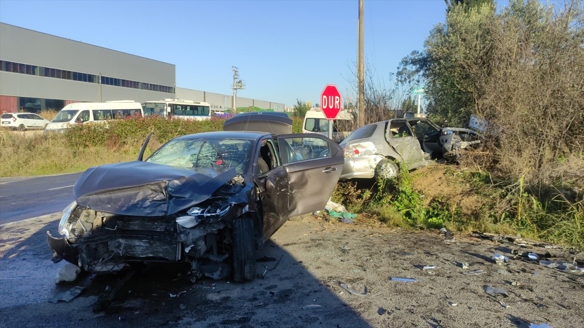 Bursa'nın Orhangazi ilçesinde iki otomobilin çarpışması sonucu 7 kişi yaralandı.