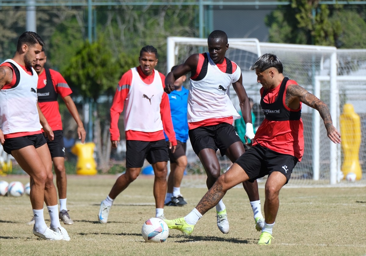 Trendyol Süper Lig'de henüz galibiyeti bulunmayan Atakaş Hatayspor, yarın Mersin'de konuk edeceği...