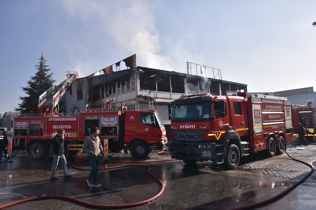 Afyonkarahisar'da sanayi sitesindeki yedek parça satışı yapan dükkanda çıkan yangın, hasara neden...