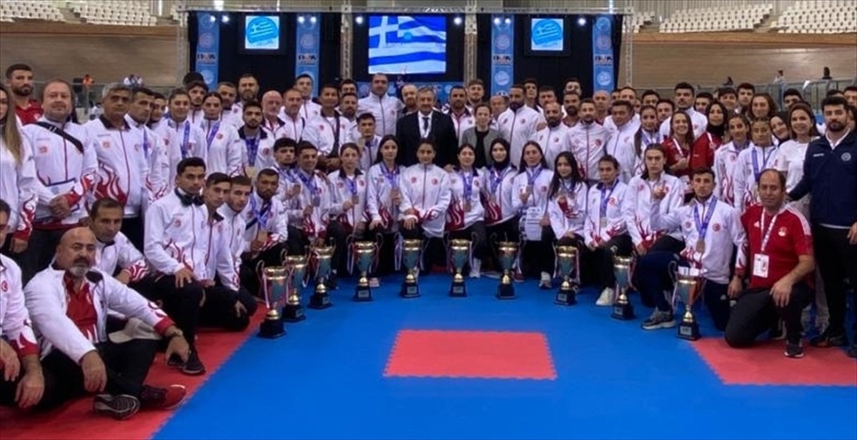 Avrupa Kick Boks Şampiyonası'nda 10'u altın, 43 madalya elde eden Türk sporcular, takım halinde...