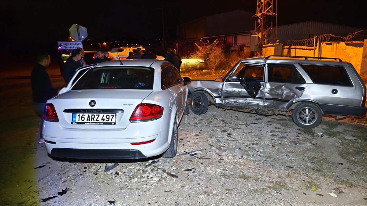 Bursa'nın İnegöl ilçesinde 2 otomobilin karıştığı kazada 6 kişi yaralandı.