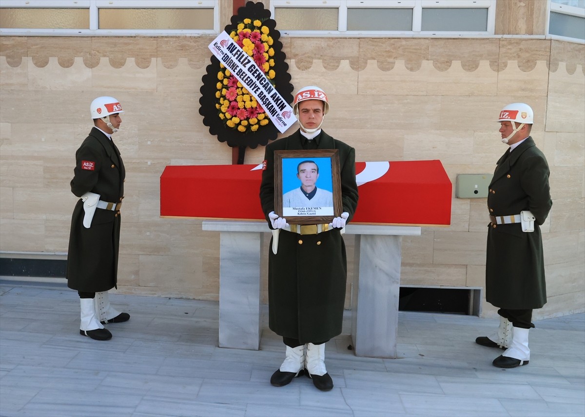 Edirne'de vefat eden 71 yaşındaki Kıbrıs gazisi Mustafa Ekemen'in cenazesi toprağa verildi. Ekemen...